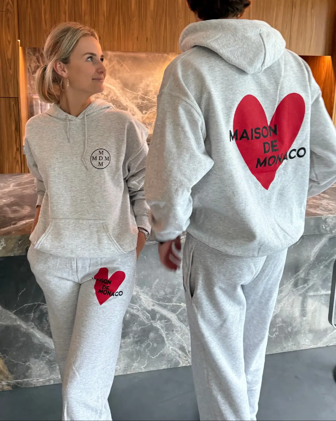 Le sweat à capuche Amore Le sweat à capuche Amore